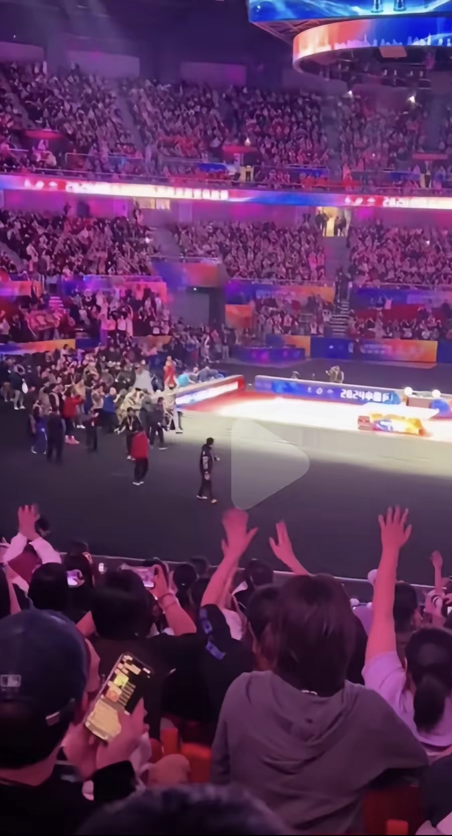 国内顶级足球赛事中一场悬念丛生的比赛,现场观众为之疯狂,呼声不断的简单介绍 国内顶级足球赛事中一场悬念丛生的比赛,现场观众为之疯狂,呼声不断的简单介绍