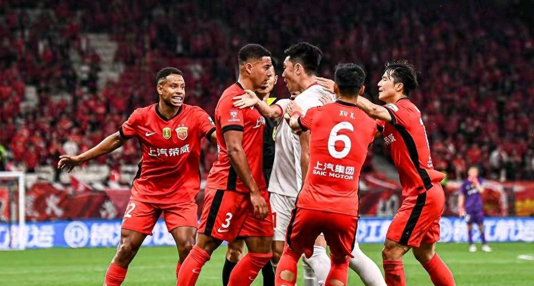 国内顶级足球赛事中一场悬念丛生的比赛,现场观众为之疯狂,呼声不断的简单介绍 国内顶级足球赛事中一场悬念丛生的比赛,现场观众为之疯狂,呼声不断的简单介绍