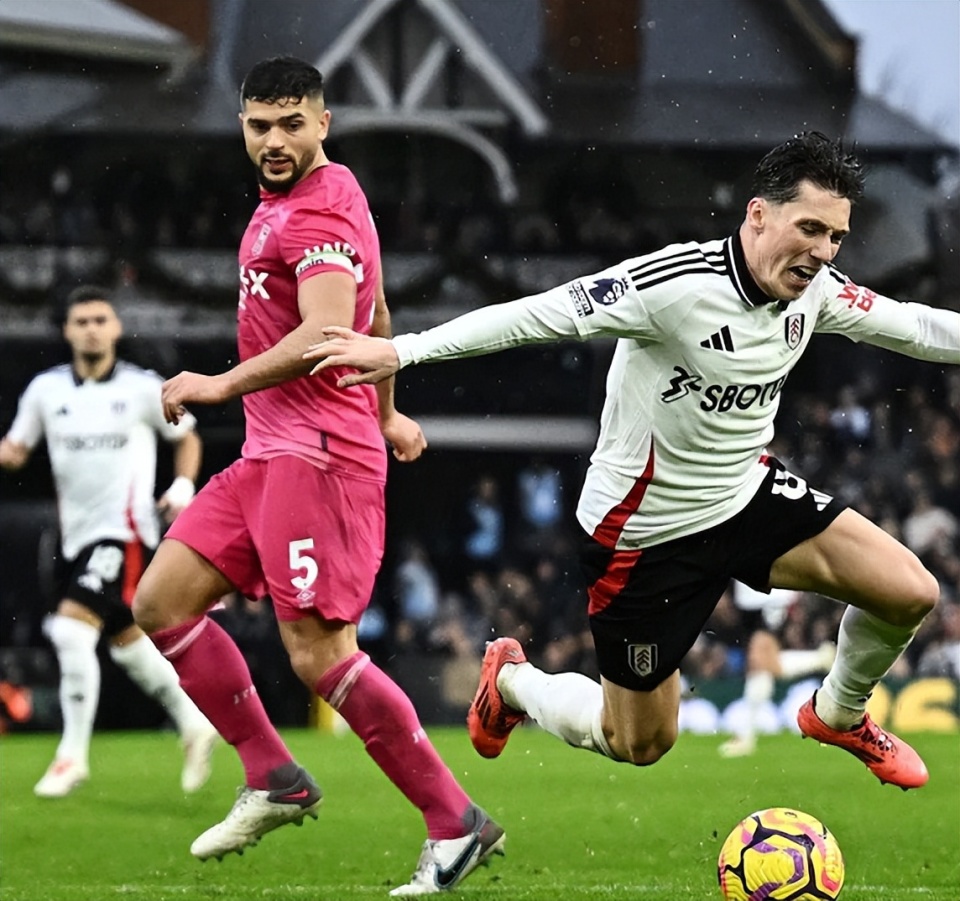 爱游戏中国官网-富勒姆主场告负保级形势严峻，保级对手逐渐逼近的简单介绍