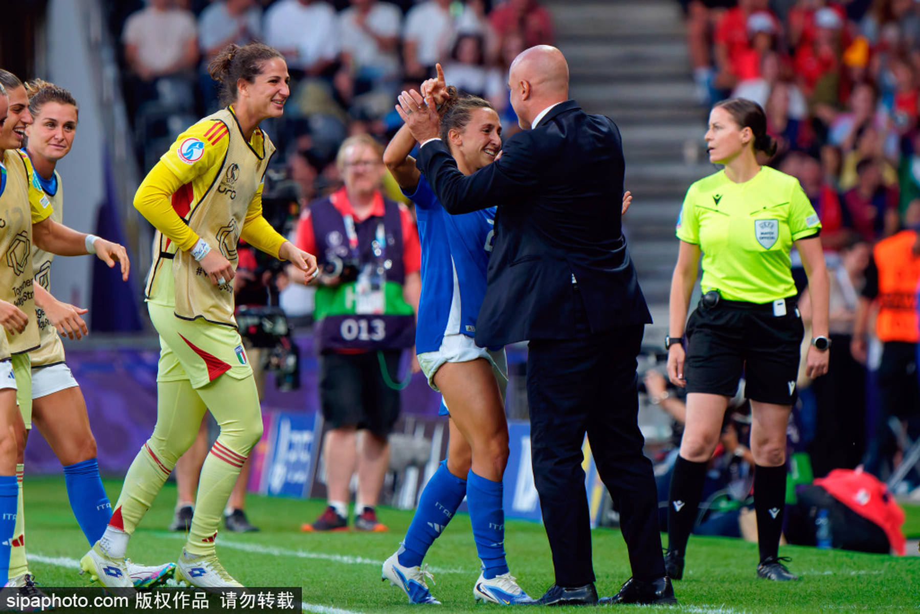 包含黑山队在欧洲杯资格赛中大获全胜,稳坐小组头名的词条 包含黑山队在欧洲杯资格赛中大获全胜,稳坐小组头名的词条