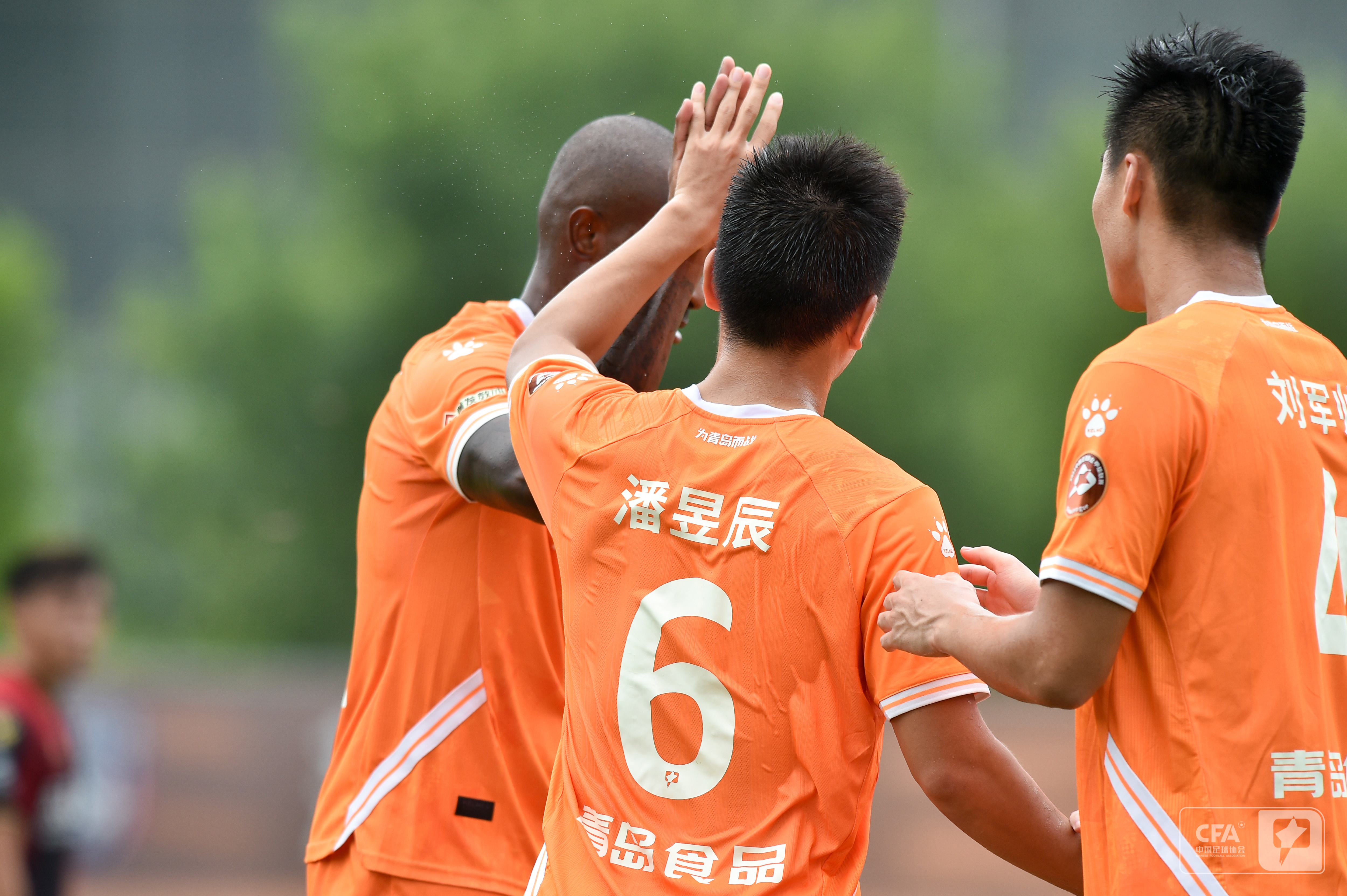 爱游戏体育官网-青岛黄海连胜，稳坐联赛榜首位置