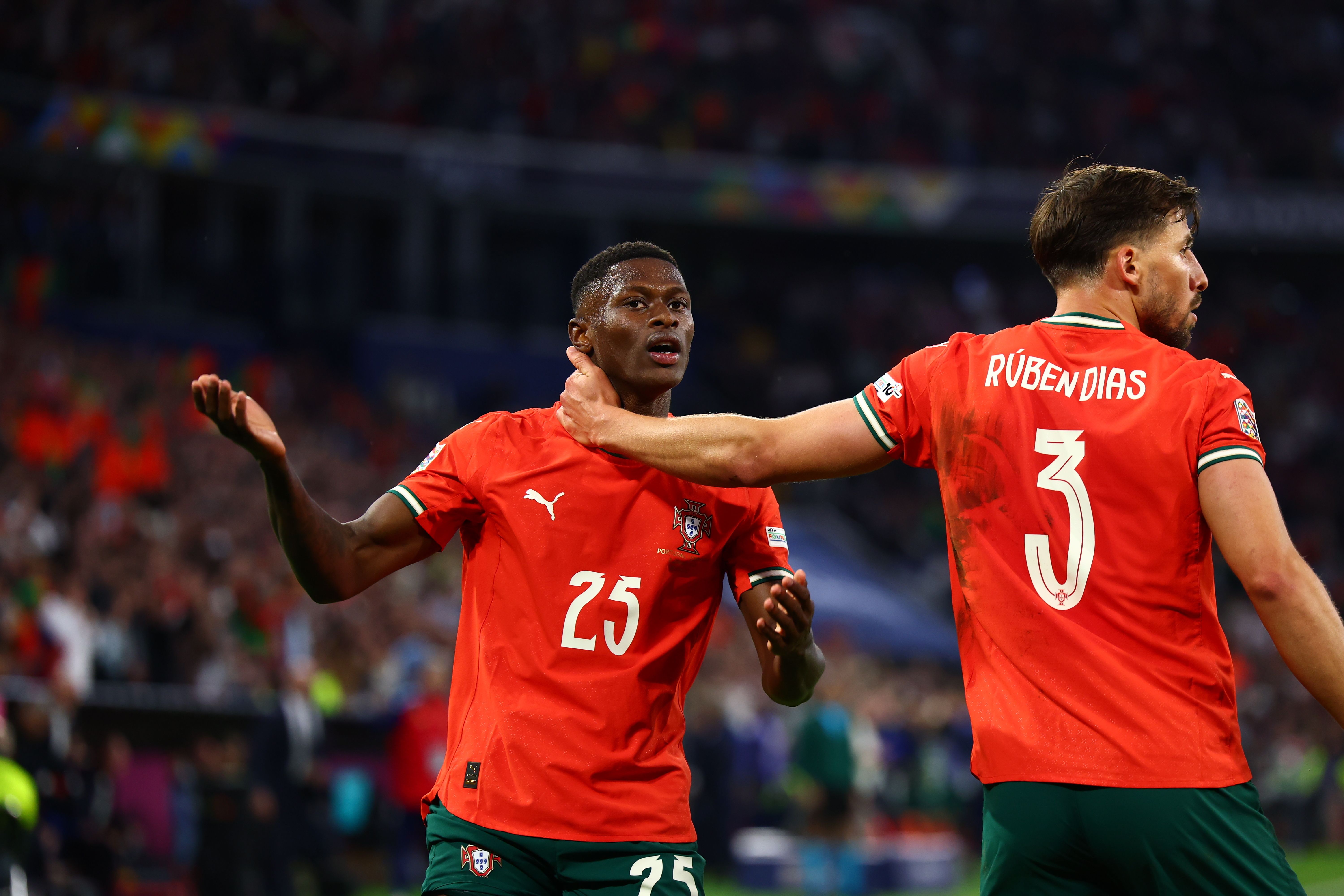 爱游戏-葡萄牙对英格兰展开激烈争夺！谁将胜出？