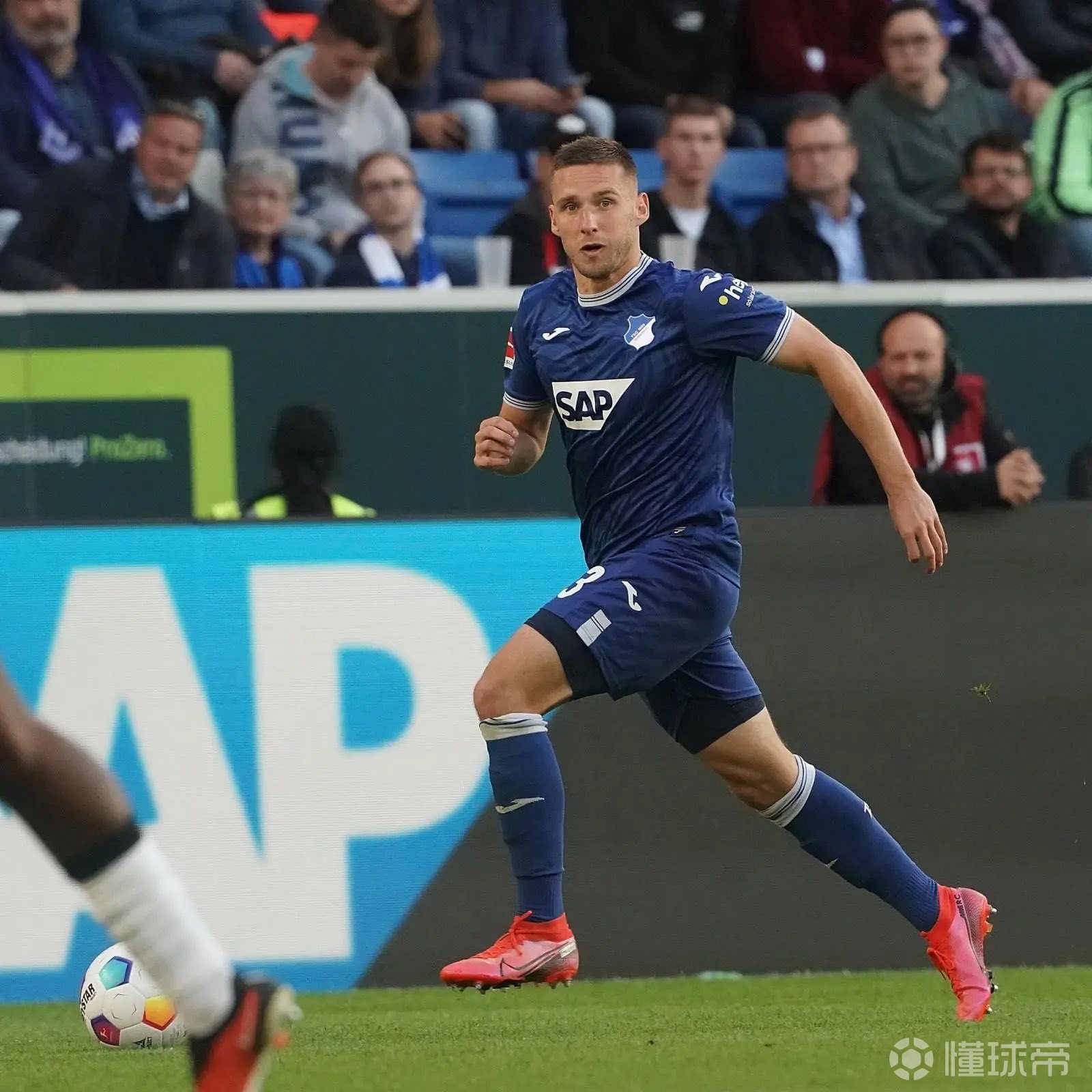 霍芬海姆U球员展现实力,凭借进球助球队获胜的简单介绍 霍芬海姆U球员展现实力,凭借进球助球队获胜的简单介绍