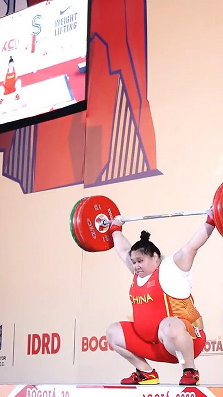 举重女子半决赛选手搏击高峰 举重女子半决赛选手搏击高峰