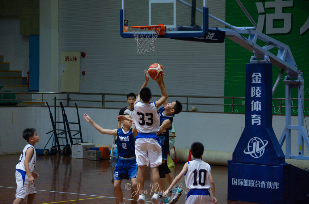 篮球赛场上选手团结一致争胜 篮球赛场上选手团结一致争胜