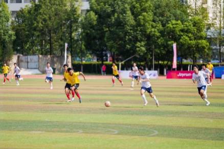 爱游戏官网-关于技高一筹：足球赛场上团队拼搏争胜的信息