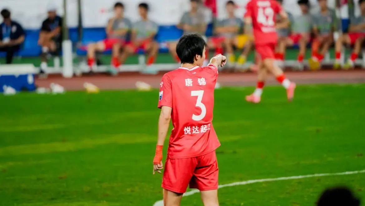 火爆赛场燃情热血,球迷热情满满 火爆赛场燃情热血,球迷热情满满