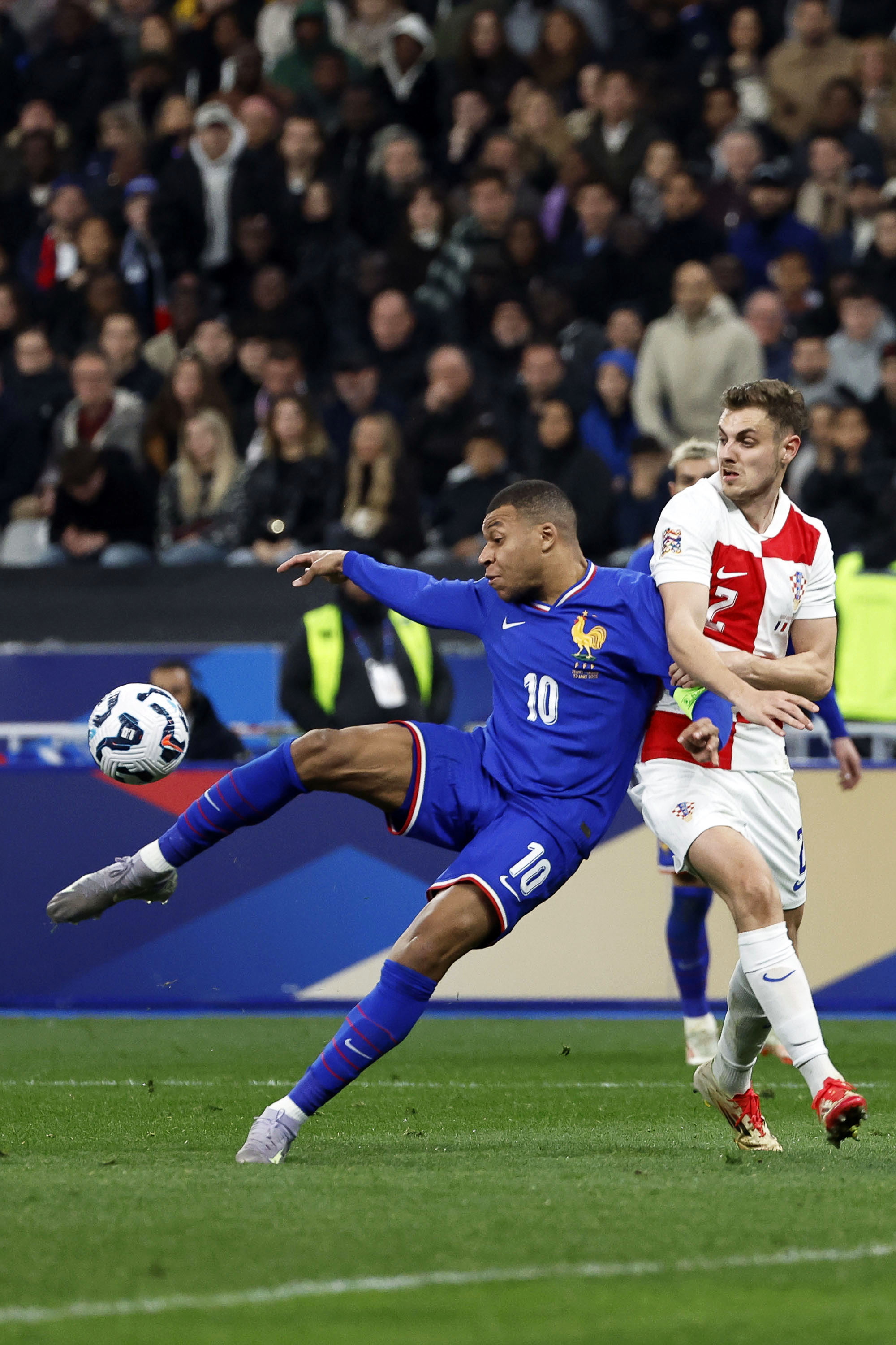 爱游戏体育官网-备战欧国联比赛：球队训练备战正酣