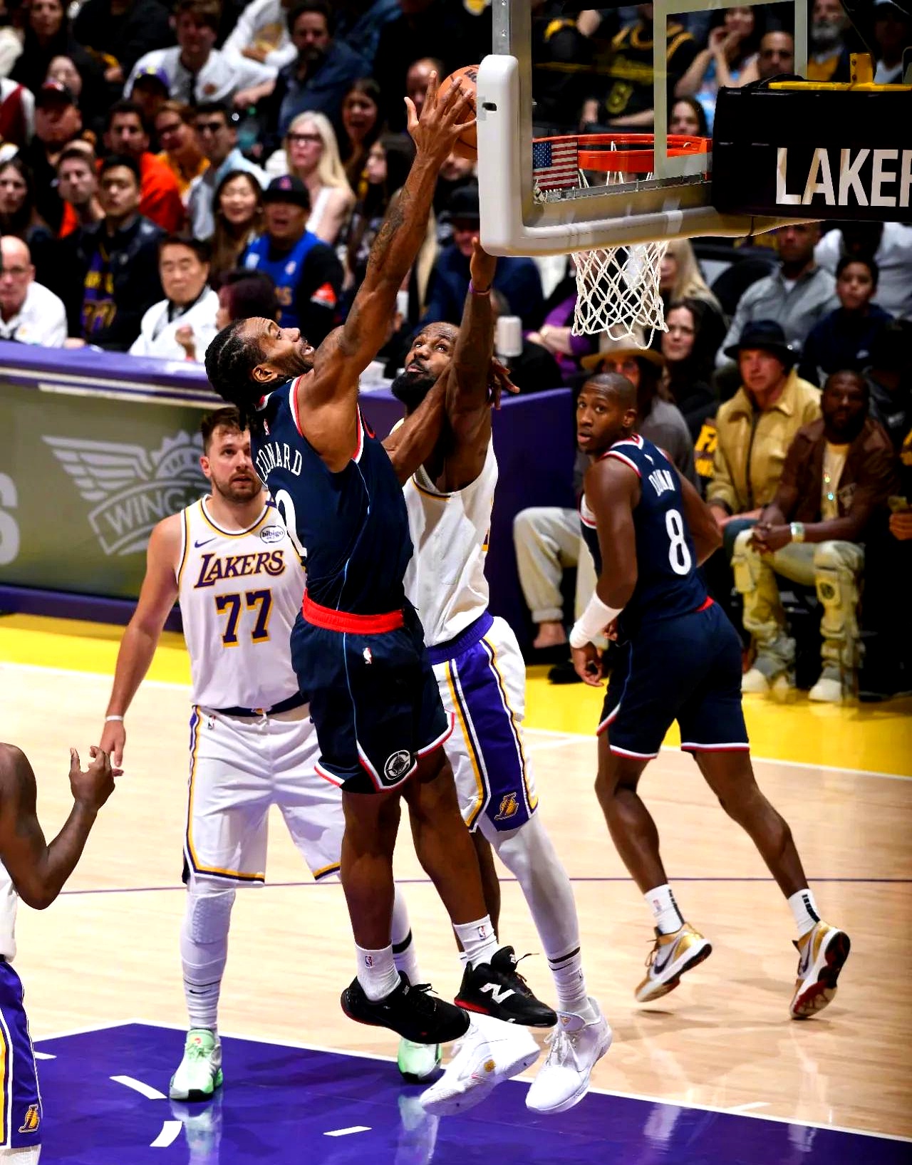 爱游戏体育下载-快船战胜开拓者，莱纳德上演绝杀，开拓者客场失利的简单介绍