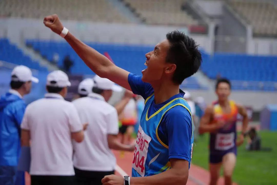 惊险比赛大翻盘，胜利奋力冲刺